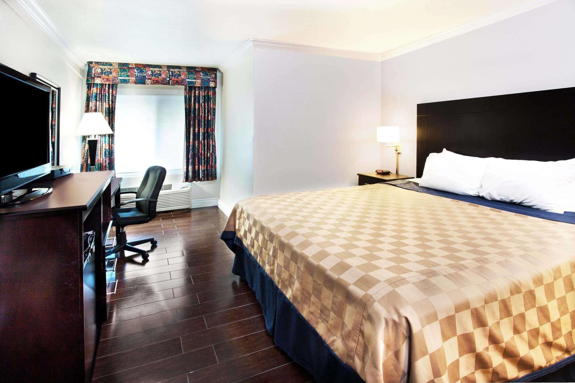 Travelodge By Wyndham Ocean Front Сънсет Бийч Екстериор снимка